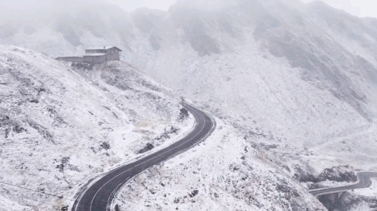 CIRCULAȚIE OPRITĂ PE DN 67C (TRANSALPINA) DIN CAUZA NINSORILOR