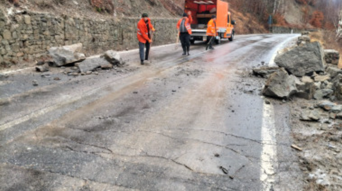 JUDEȚUL ARGEȘ: CĂDERI DE PIETRE PE DN 7C – TRAFICUL SE DESFĂȘOARĂ ALTERNATIV03 octombrie 2025, ora 20:33