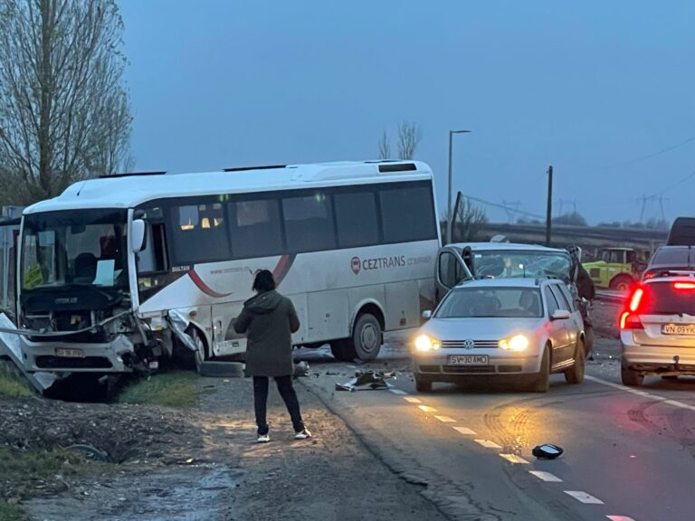 Trafic blocat pe DN 2, în județul Suceava, în urma unui accident în care au fost implicate 2 autoutilitare și un autocar