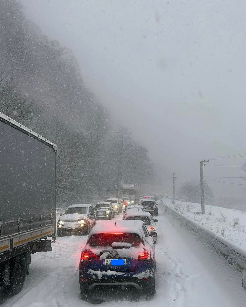 Se circulă în condiţii de ninsoare abundentă pe Autostrada A1 Sibiu – Deva, şi pe DN 7 Râmnicul Vâlcea – Sibiu, între localităţile Câineni şi Boiţa
