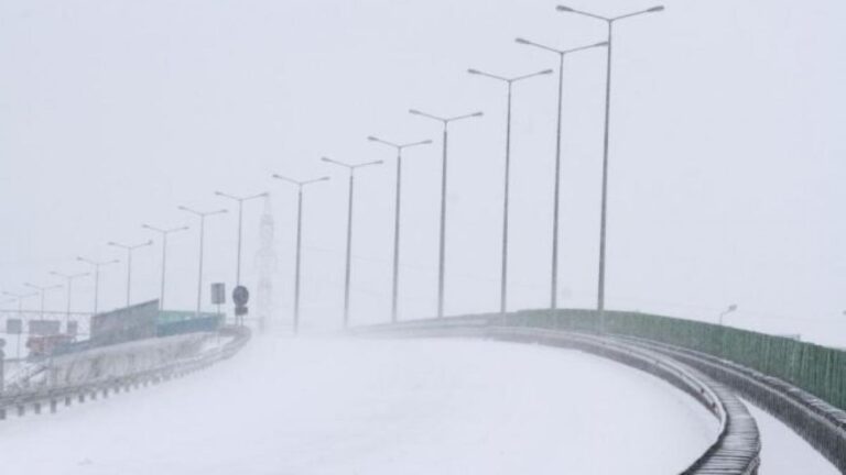 Trafic deviat de pe A1 Sibiu–Deva din cauza aglomerației și a ninsorii abundente, pe DN7 la Ilia