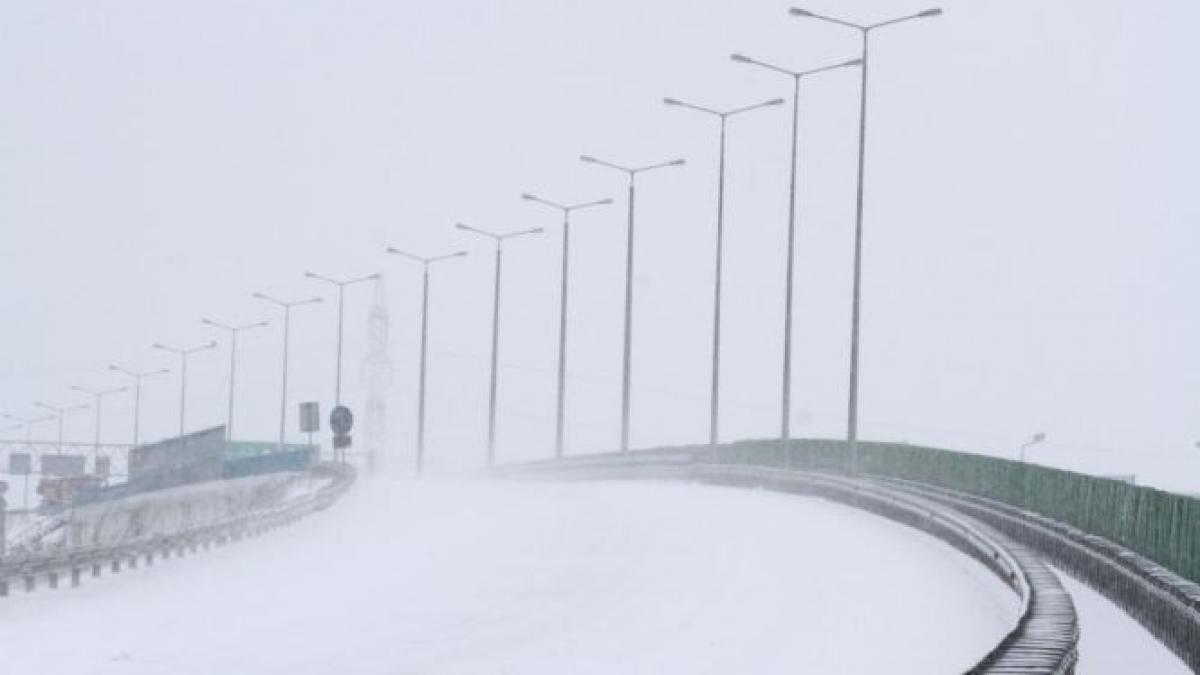 Trafic deviat de pe A1 Sibiu–Deva din cauza aglomerației și a ninsorii abundente, pe DN7 la Ilia