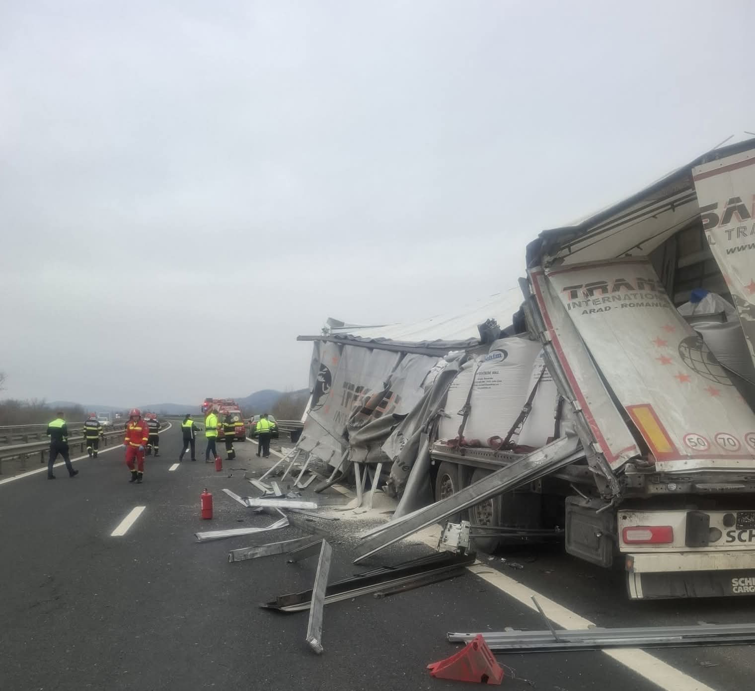 Trafic rutier oprit pe A1 Sibiu – Deva, în urma unui accident în care au fost implicate două autotrenuri